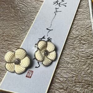 Vintage NAPIER Cream and Silver Flower Clip on Earrings - Signed